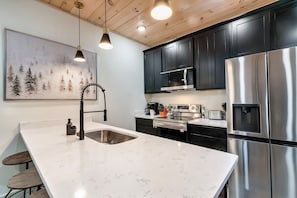 Refrigerador, microondas, horno, placa de cocina
