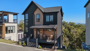 Exterior - Luxe Cabin W Indoor Pool・Spacious Cabin, Sleeps 10 (Sevierville)