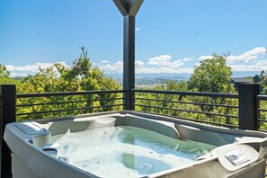 Outdoor spa tub - Luxe Cabin W Indoor Pool・Spacious Cabin, Sleeps 10 (Sevierville)