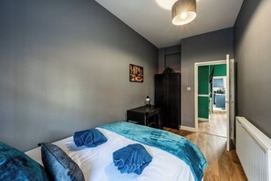 2 عدّة غرف نوم ومكواة/لوح كي وواي فاي وملاءات أسرّة