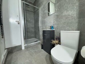 Dusche, Haartrockner, Handtücher, Seife