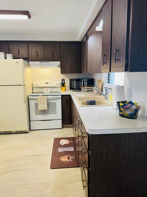 Fridge, microwave, oven, stovetop - Charming house in Port Richey near downtown,Keizer university, sunwest park (Port Richey)