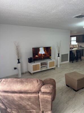 Smart TV, books - Charming house in Port Richey near downtown,Keizer university, sunwest park (Port Richey)