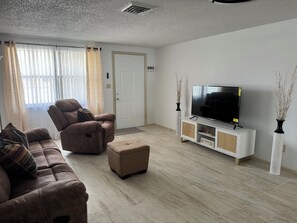 Smart TV, books - Charming house in Port Richey near downtown,Keizer university, sunwest park (Port Richey)