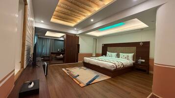 Luxury Cottage | Desk, laptop workspace, WiFi (free)