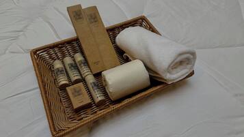 Una cistella de viquera amb productes de tocador sobre un llit.