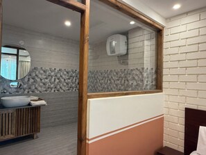 Family Room | Bathroom | Shower, free toiletries, towels, soap