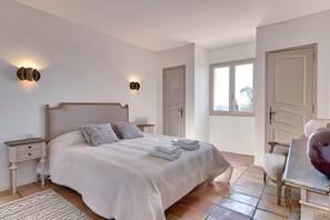 6 bedrooms, WiFi, bed sheets