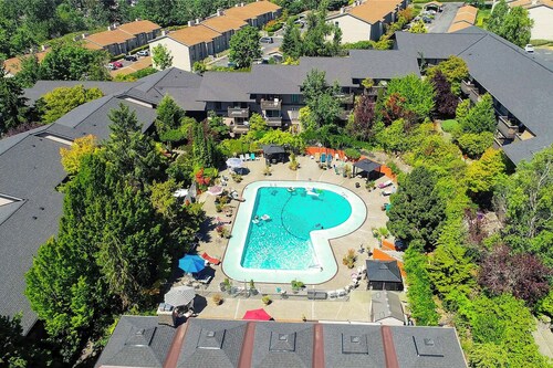 Modern Home Between Seattle, Tacoma & SEA Airport