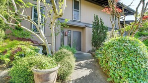 A pathway leading to a house with a door and windows. - Modern Home Between Seattle, Tacoma & SEA Airport (Renton)