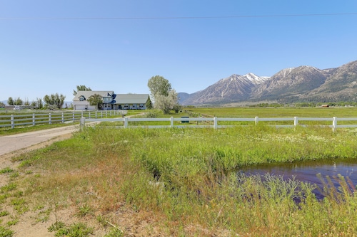 Sierra Nevada Mtn Views: Gardnerville Getaway