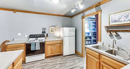 10 Mi to Notre Dame: Family Retreat in Granger