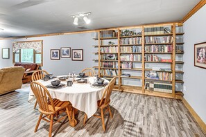 Interior - 10 Mi to Notre Dame: Family Retreat in Granger (Granger)