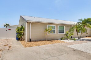 Interior - 3 Mi to Fort Myers Beach: Unit w/ Furnished Patio! (Fort Myers Beach)