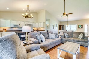 House (5 Bedrooms) | Interior