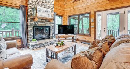 15 Mi to Hocking Hills: Secluded Cabin w/ Hot Tub