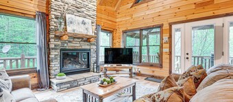 15 Mi to Hocking Hills: Secluded Cabin w/ Hot Tub