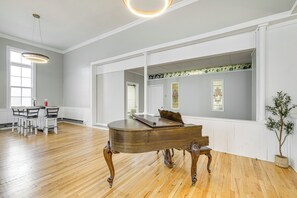 Interior - 4 Mi to Lake: Unique Family Retreat in Akron Area (Alliance)