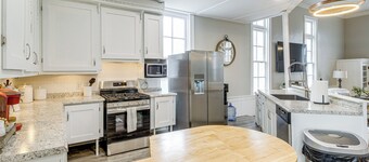 4 Mi to Lake: Unique Family Retreat in Akron Area