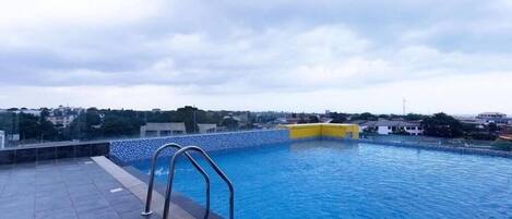 من حمّامات السباحة المغطاة