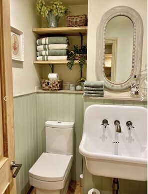 Douche, sèche-cheveux, serviettes fournies, savon