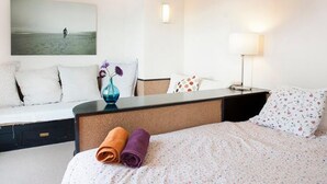 A hotel room with a bed, a desk, a chair, a lamp, and a painting on the wall. - ATTIC BARCELONA CENTER (Barcelona)