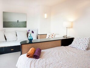 1 chambre, fer et planche à repasser, accès Internet, draps fournis