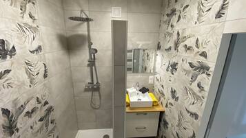 Dusche, Haartrockner, Handtücher, Seife