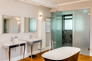 House | Desk, Internet - 2bed Apt 5min Walk From Camps Bay Central Escape (Cape Town)