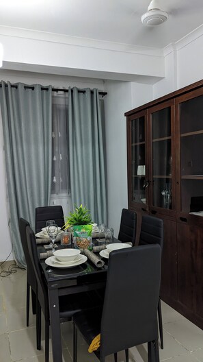 Apartamento, 3 quartos, sacada, vista para a cidade | Sala de jantar