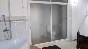 Apartamento, 3 quartos, sacada, vista para a cidade | Banheiro