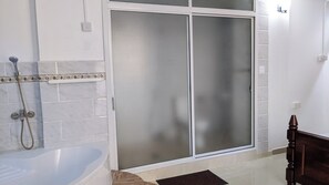 Apartment, 3 Bedrooms, Balcony, City View | Bathroom