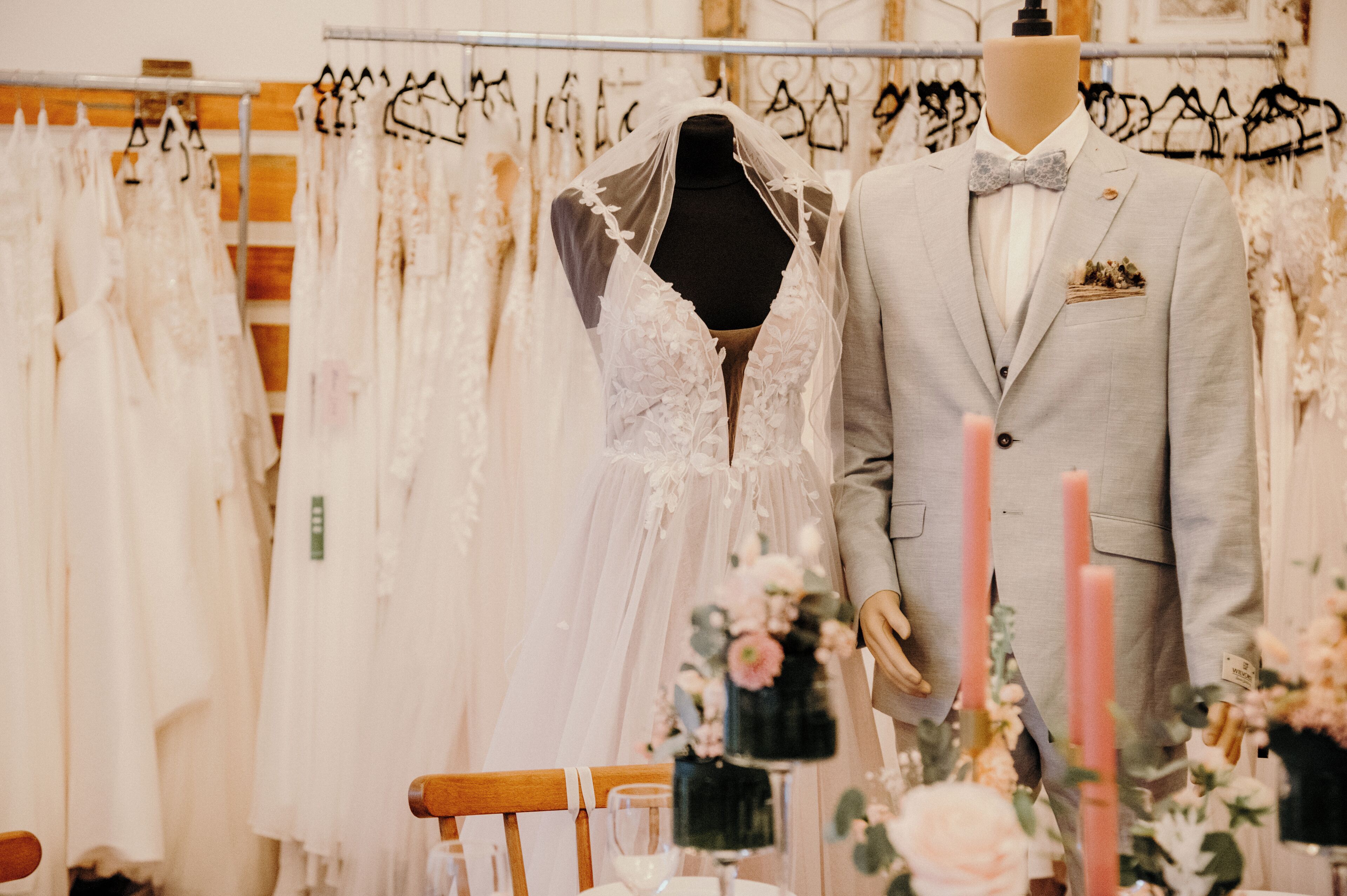Une boutique de robes de mariée où l’on peut admirer un mannequin portant un costume et une robe de mariée.