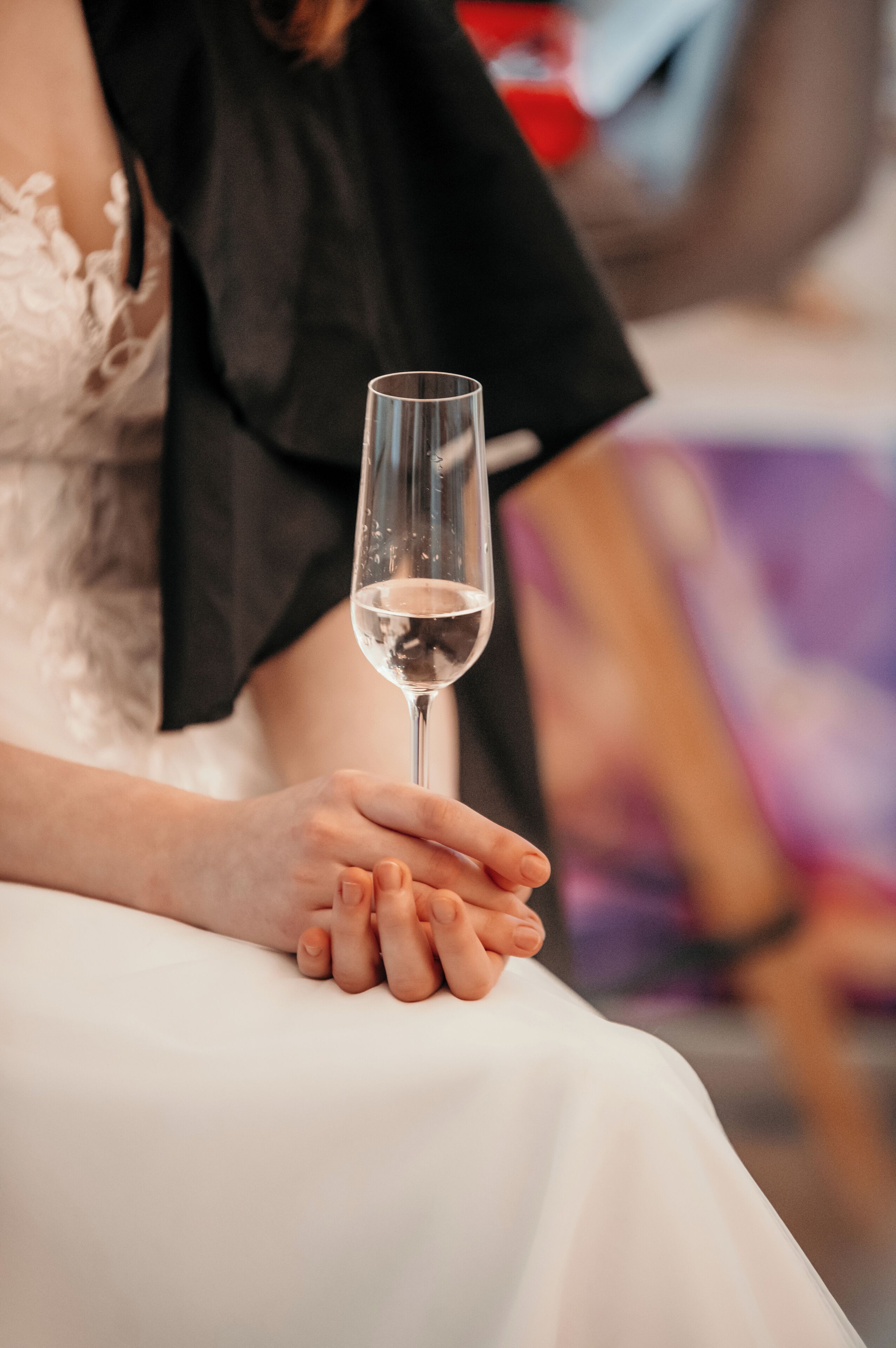 Eine Person hält ein Glas Champagner.