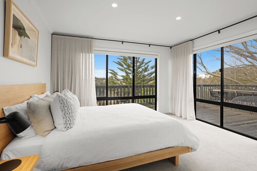 THE GROVE STYLISH SORRENTO SANCTUARY, ESCAPES, RETREATS, YEAR ROUND HOLIDAYS