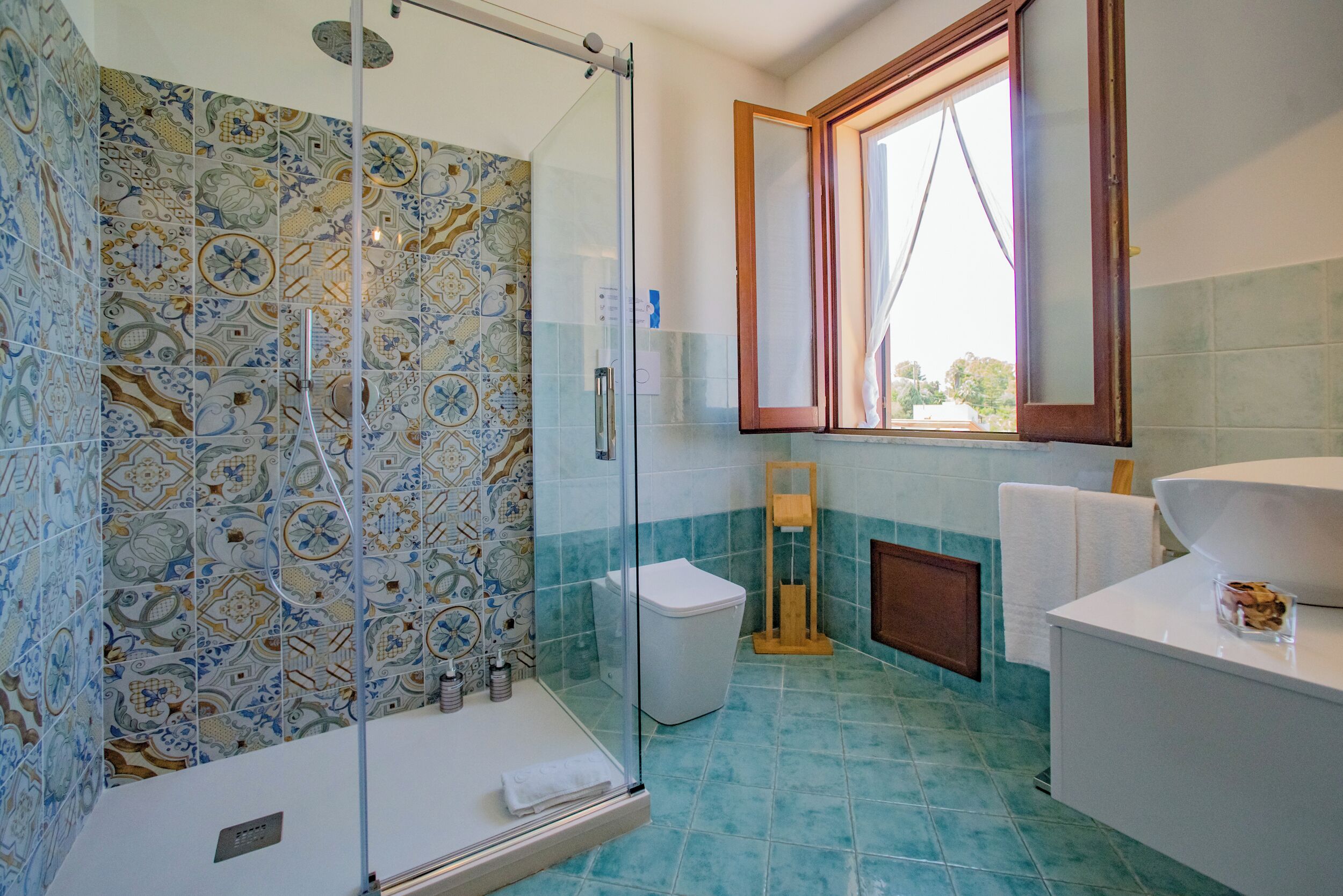 Condo superior, vista al mar, planta baja | Baño | Regadera, secadora de cabello, toallas, jabón 