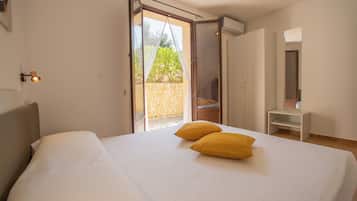 Superior-Apartment, 1 Queen-Bett und Schlafsofa, Meerblick, Erdgeschoss | 1 Schlafzimmer, Bügeleisen/Bügelbrett, kostenloses WLAN