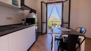 Superior-Apartment, 1 Queen-Bett und Schlafsofa, Meerblick, Turm | Eigene Küche | Großer Kühlschrank, Mikrowelle, Herdplatte, Toaster