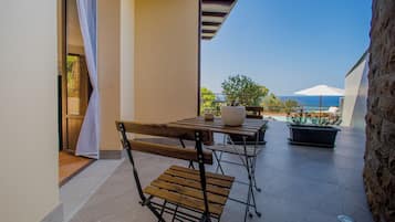 Superior-Apartment, 1 Queen-Bett und Schlafsofa, Meerblick, Erdgeschoss | Terrasse/Patio