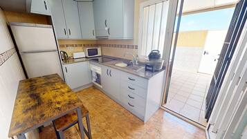 Frigorífico, microondas, horno y cafetera o tetera