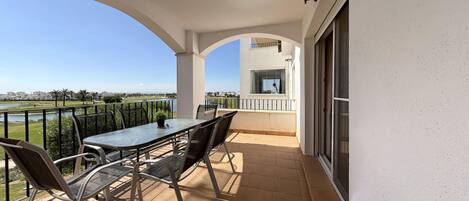 屋外ダイニングエリア