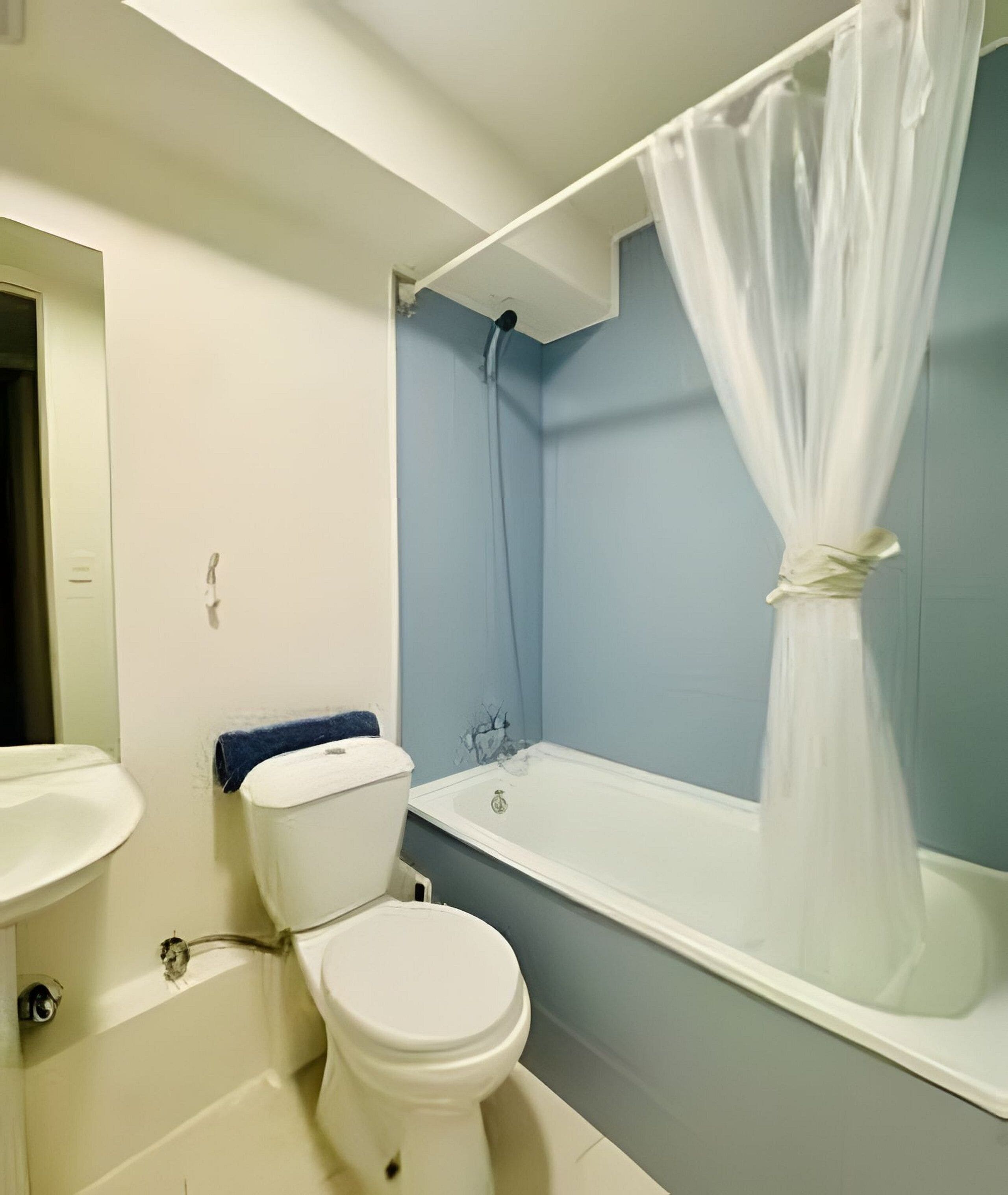 Appartement Confort | Salle de bain | Ensemble douche/baignoire, sèche-cheveux, serviettes fournies, savon