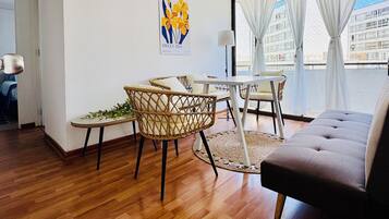 Lägenhet Comfort | Vardagsrum | 42-tums smart-tv med digitalkanaler