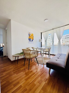 Departamento Confort | Área de sala de estar | Smart TV de 42 pulgadas con canales digitales 