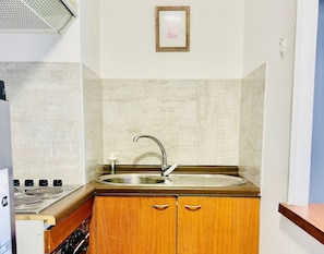 Apartamento | Cocina privada | Cafetera o tetera, plancha, utensilios de cocina y papel de cocina