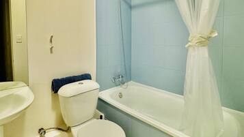 Apartment | Bathroom | Combined shower/bathtub, hair dryer, towels, soap