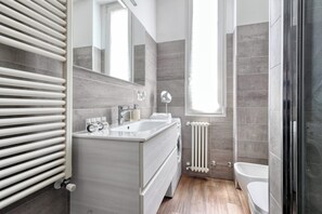 Family Apartment, City View | Bathroom