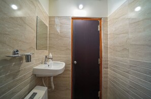 Standard-Doppelzimmer | Badezimmer | Dusche, kostenlose Toilettenartikel, Handtücher, Seife