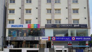 Ein mehrstöckiges Gebäude mit verschiedenen Geschäften, darunter ein Philips-Geschäft, ein Smart Light Hub, Credent und eine HDFC Bank.