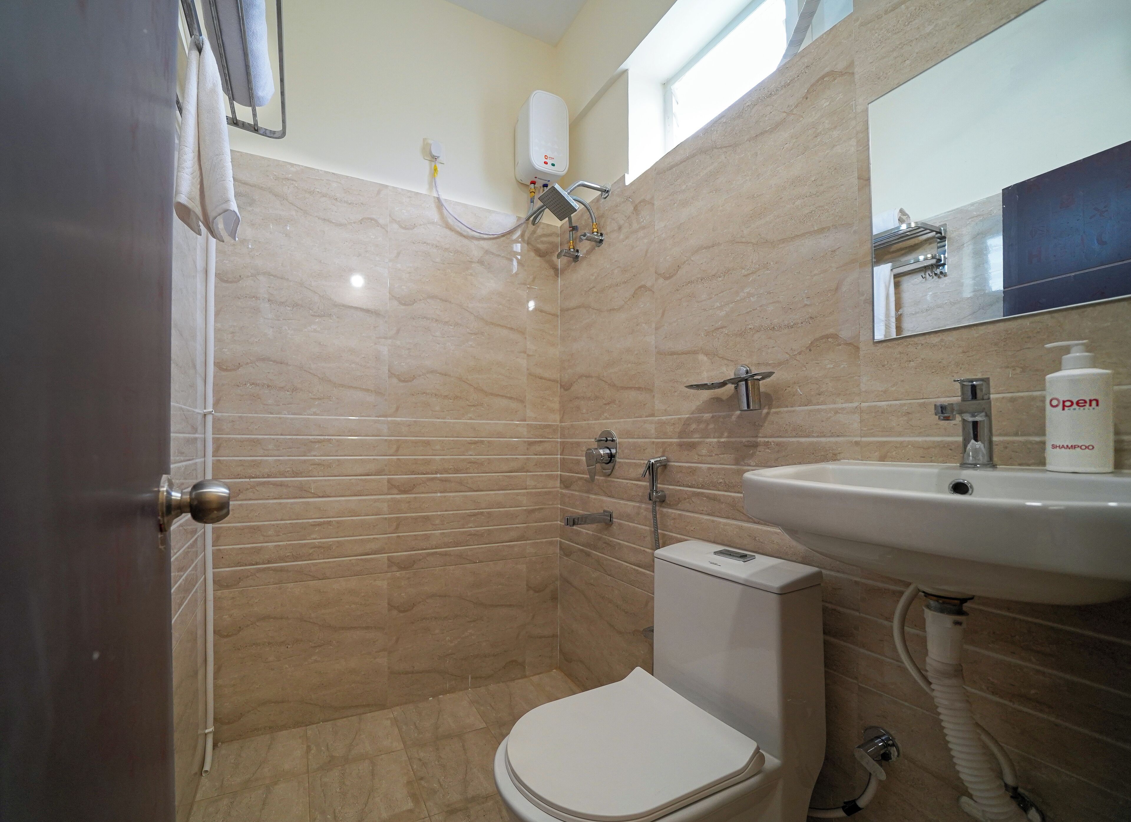 Une salle de bain comprenant des toilettes, un lavabo et une douche.